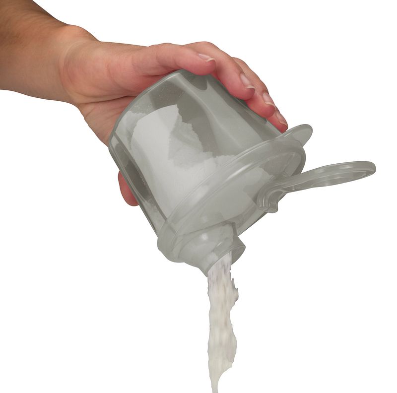 Dr. Brown’s melkpoederdispenser grijs tijdens het uitschenken van melkpoeder