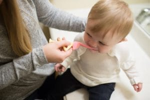 Mijn baby laat tandenpoetsen niet toe. Heb je tips?