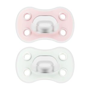 Photo de deux sucettes pour bébé : la sucette en silicone Dr. Brown’s Advantage One Piece, phase 1, dans les couleurs rose et menthe. La sucette du Dr Brown est dotée d'orifices d'aération dans la coque et d'une sucette souple en silicone ; elle peut être utilisée en complément de l'alimentation au biberon Dr Brown.