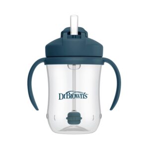 Productafbeelding van een babyfles met handvatten en rietje in blauwe kleur. Deze blauw eerste rietjesbeker 270 ml van dr brown helpt een baby bij de overgang van een babyfles naar zelfstandig drinken en is ontworpen voor kleine handjes die de beker makkelijk kunnen vasthouden.
