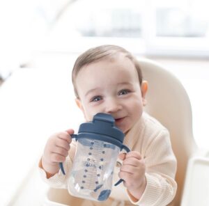 Hoe stap ik veilig over van fles naar drinkbeker?