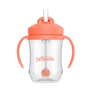 Productafbeelding van een transparante drinkbeker met handvatten en een rietje in koraalkleur. Deze koraal eerste rietjesbeker 270 ml van dr brown helpt een baby bij de overgang van een babyfles naar zelfstandig drinken en is ontworpen zodat kleine handjes de beker gemakkelijk kunnen vasthouden.