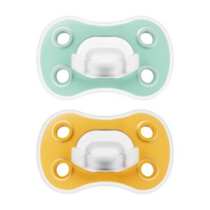 Productafbeelding van twee dr. brown's symmetrische fopspeen fase 2 fopspenen, één in mintgroen en één in geel, met ventilatieopeningen in het schild. De symmetrische vorm past comfortabel in de mond van een baby en kan gemakkelijk gecombineerd worden met drinken uit een babyfles van dr brown.
