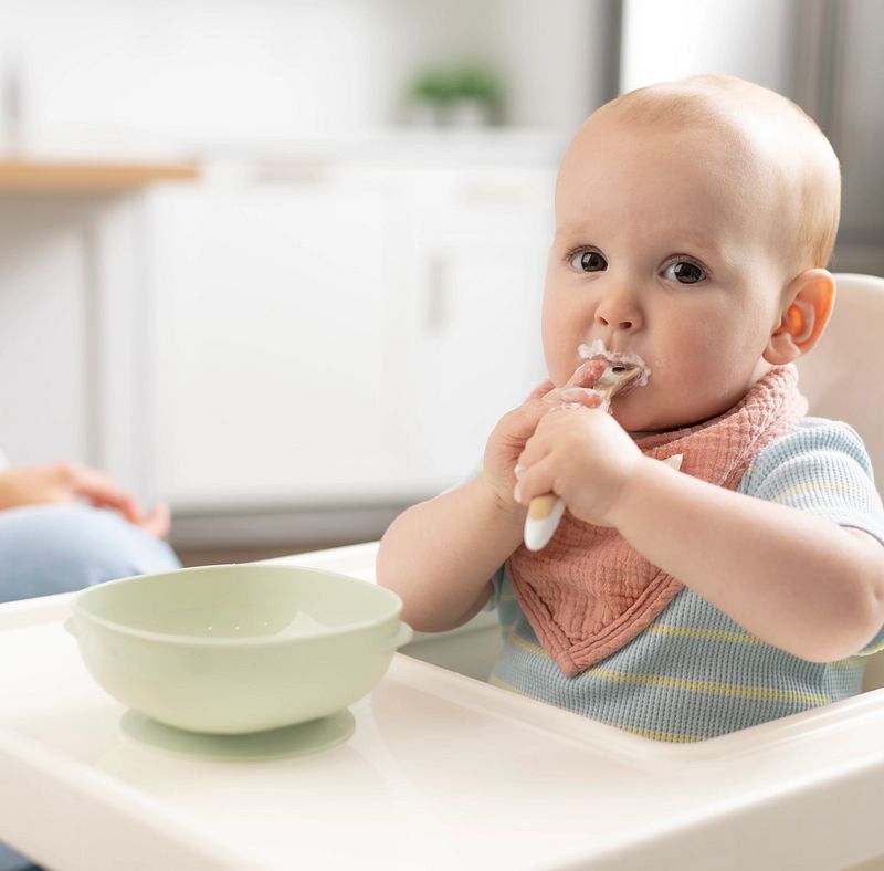 Baby eet zelfstandig met een lepel uit de Dr. Brown’s antislip kom met zuignap