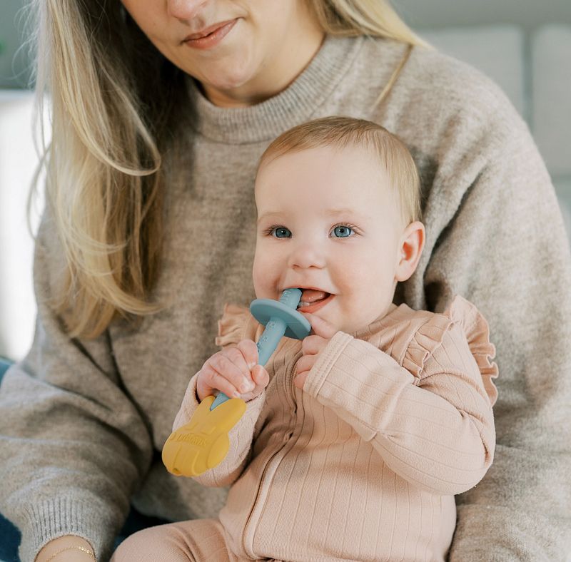 Baby gebruikt het Dr. Brown’s Bijtspeelgoed Bij tijdens het doorkomen van de tandjes